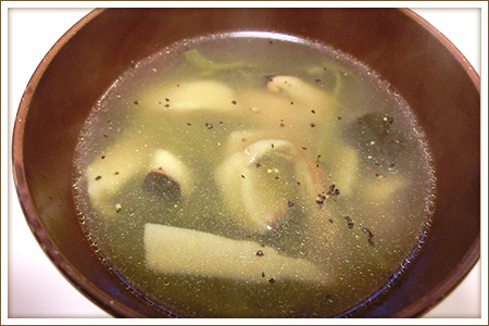 生めかぶとエリンギの中華風スープ