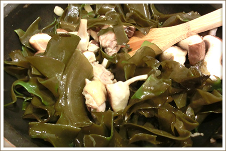 「生めかぶとエリンギの中華風スープ」制作画像