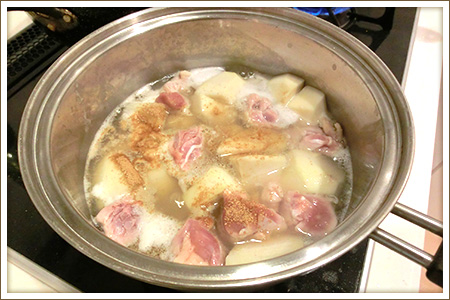 「里芋と薄揚げとネギの炊いたん」制作画像